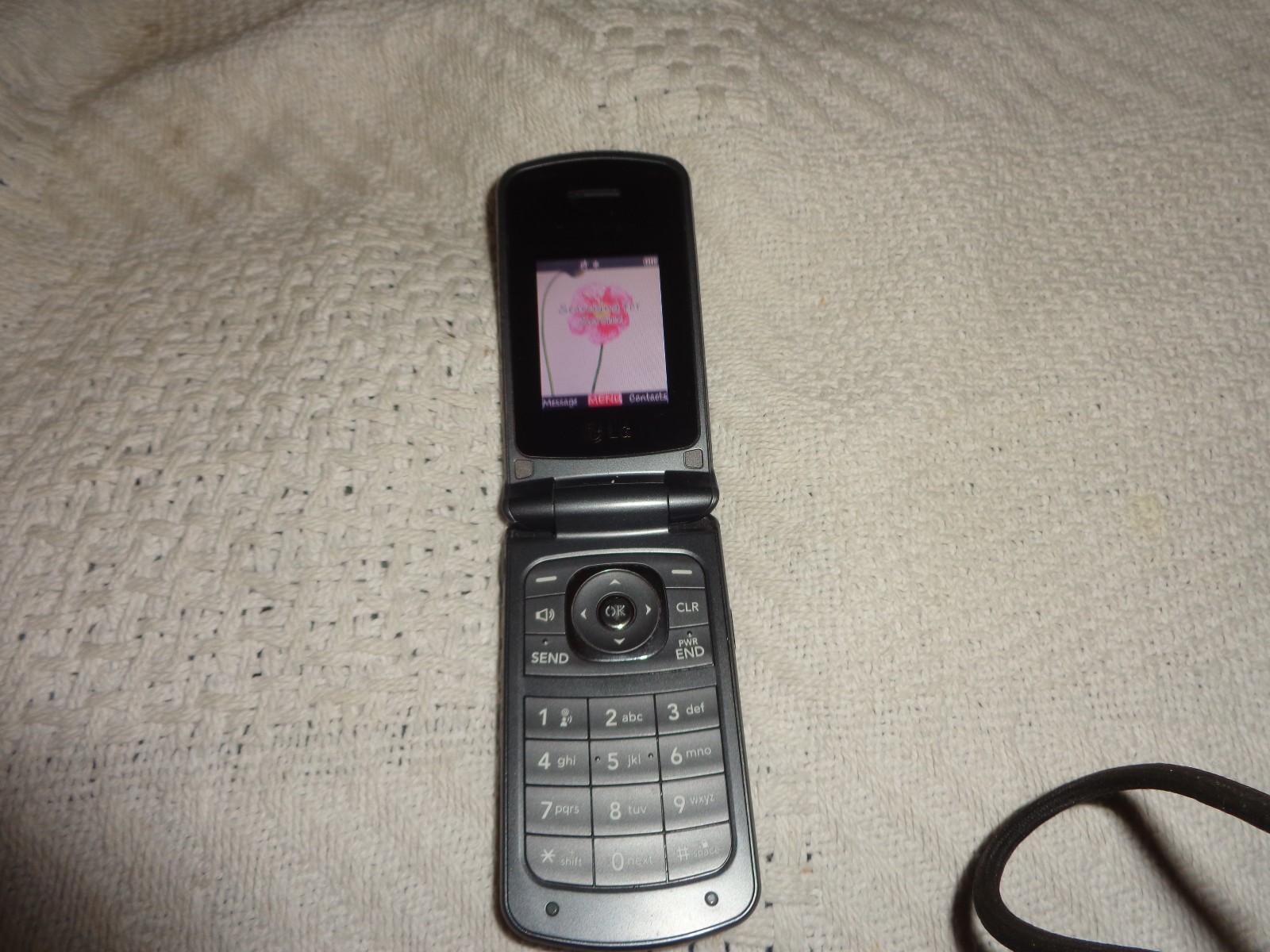 verizon lg flip phone vx5500 battery holds charge, works.