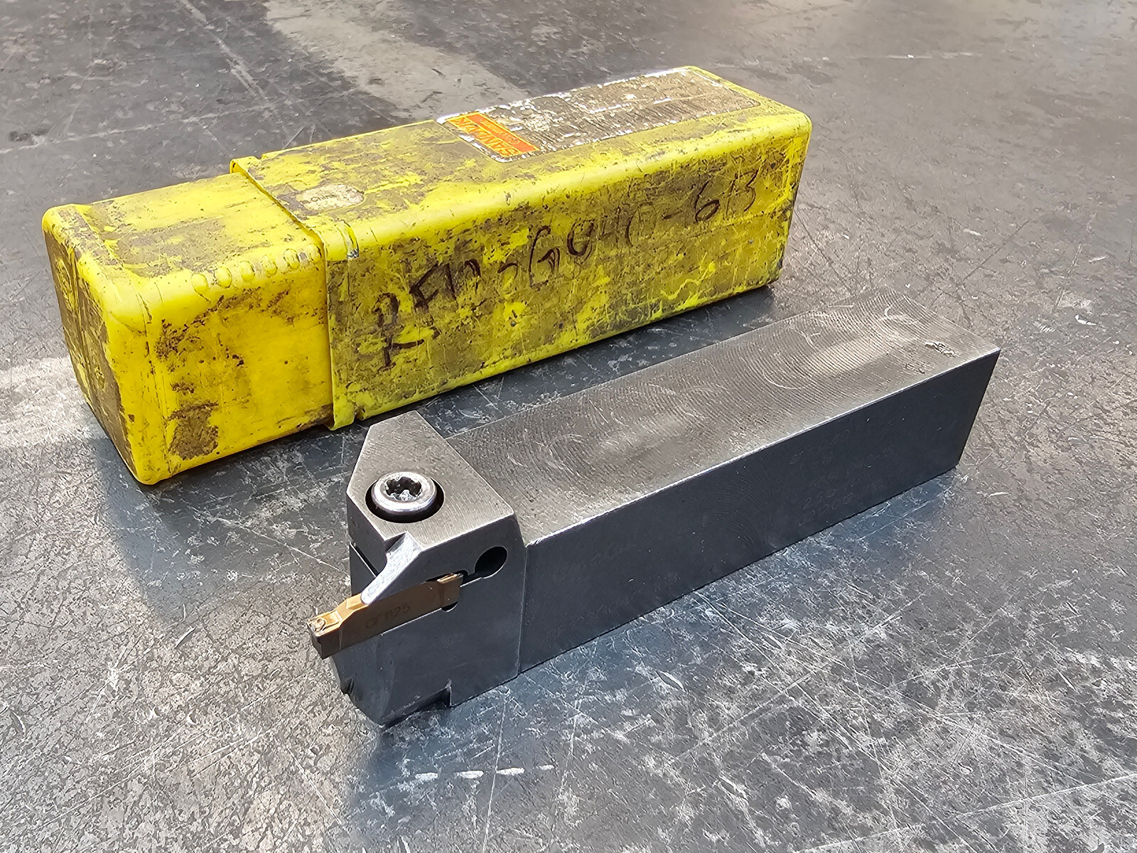 Sandvik 1 x 1 x 5" Grooving Parting Tool RF123G040-16B N123G2xx Carbide Insert