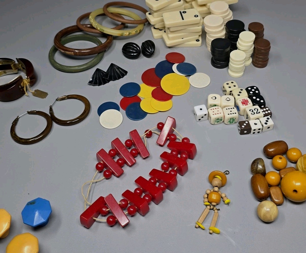 Vtg Plastic Lucite Bakelite Lot For Crafting Jewelery Making Re-sell Beads Games