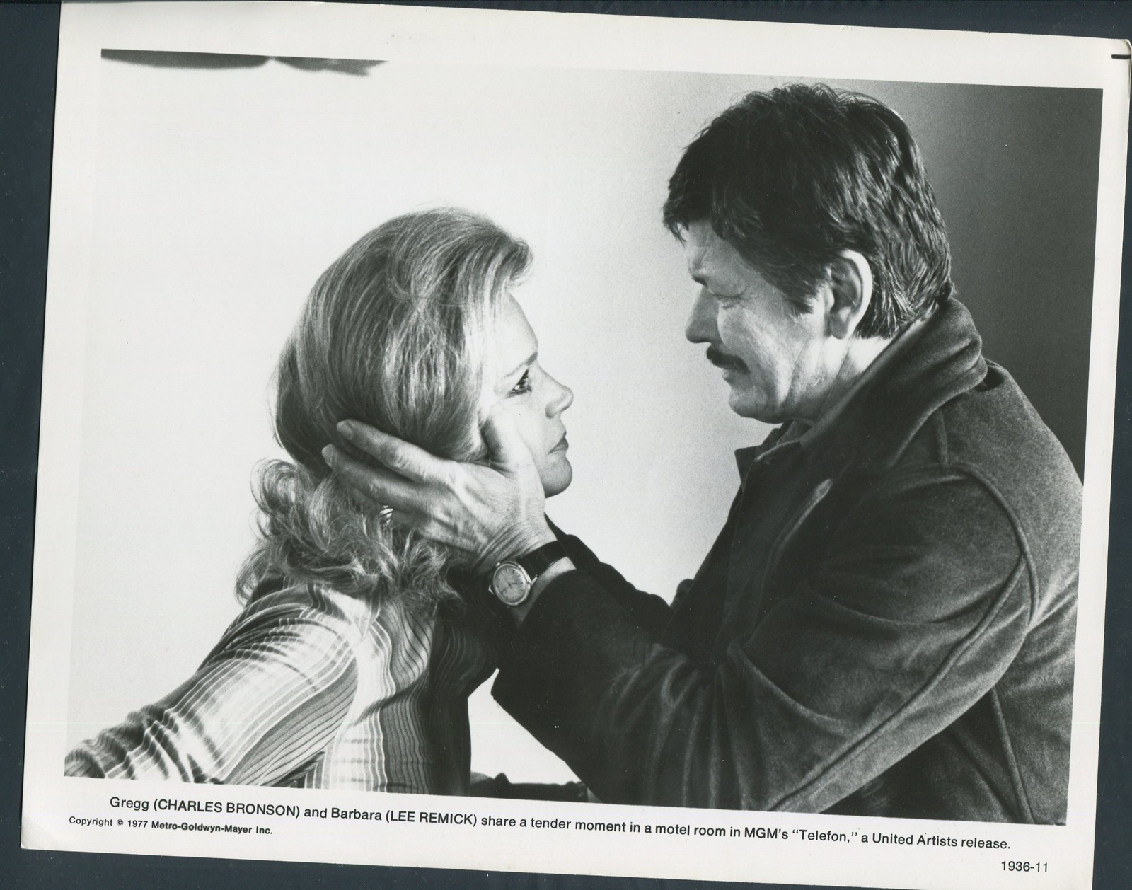 LEE REMICK CHARLES BRONSON in Telefon '77 HANDS ON FACE