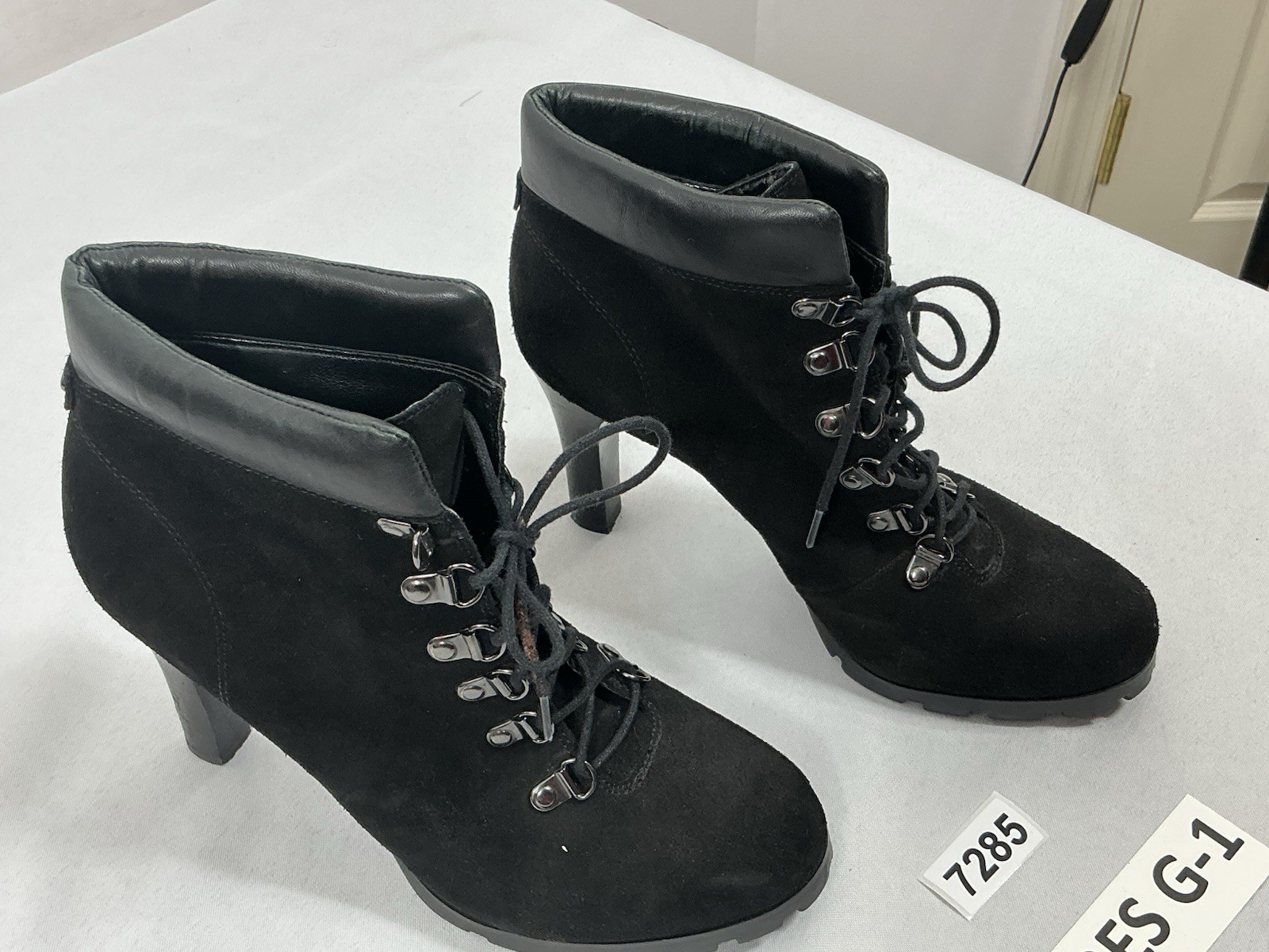 Womans Excellent Condition Lauren Ralph Lauren Chunky Ankle Boots 9 M Black