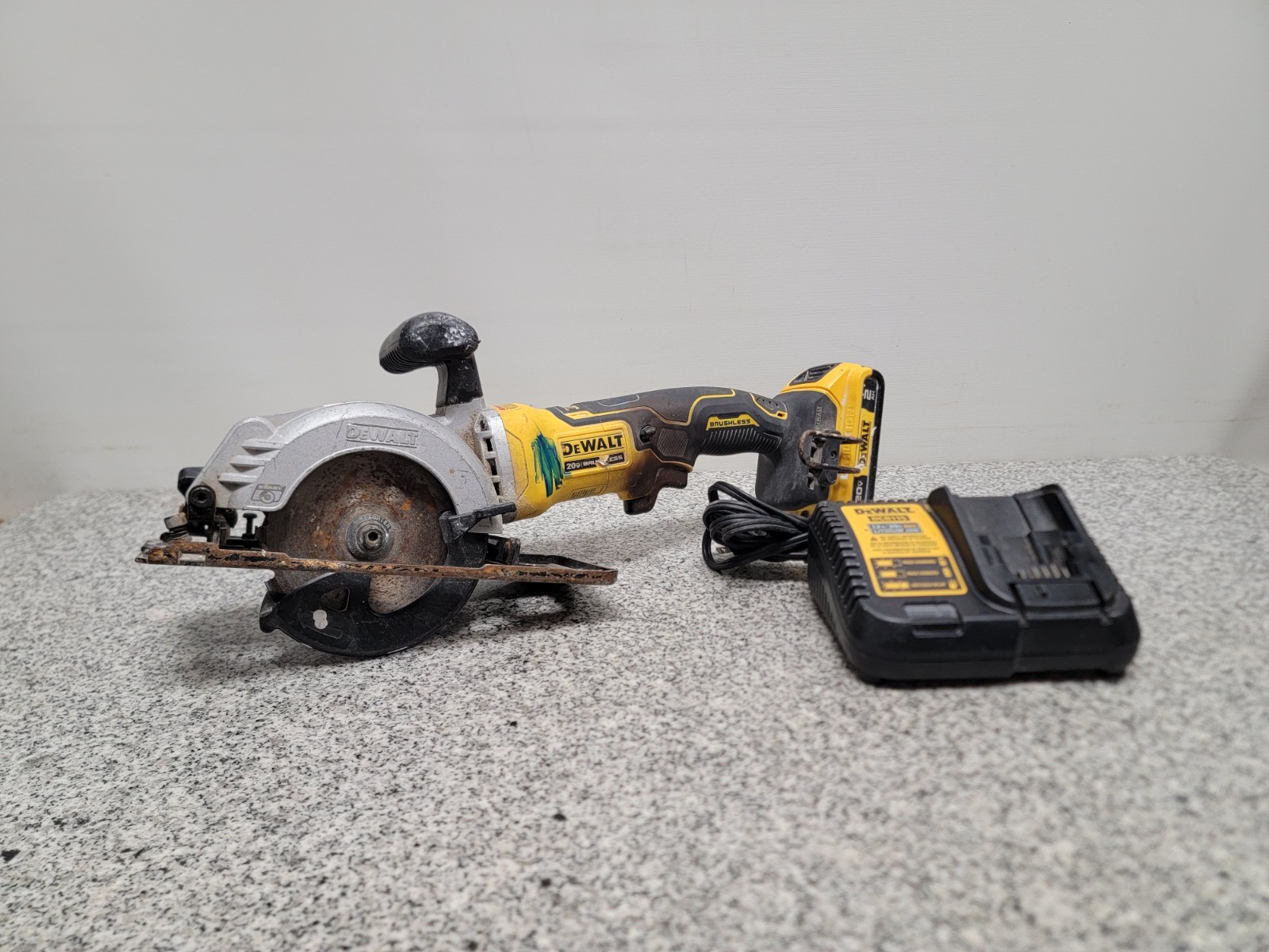 DEWALT DCS571 Atomic 20V MAX 4-1/2 inch Compact Circular Saw Kit