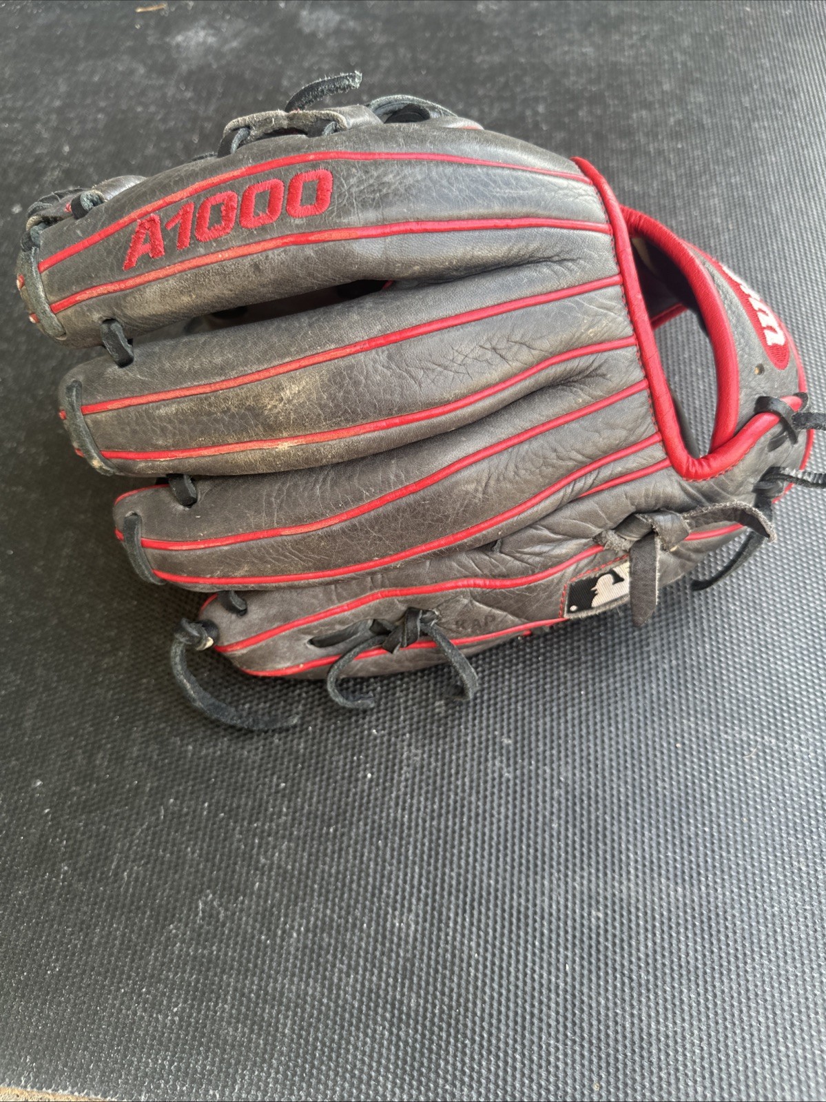 Wilson A1000 Series Baseball Glove 11.5" Leather Right Handed Throw Grey Red