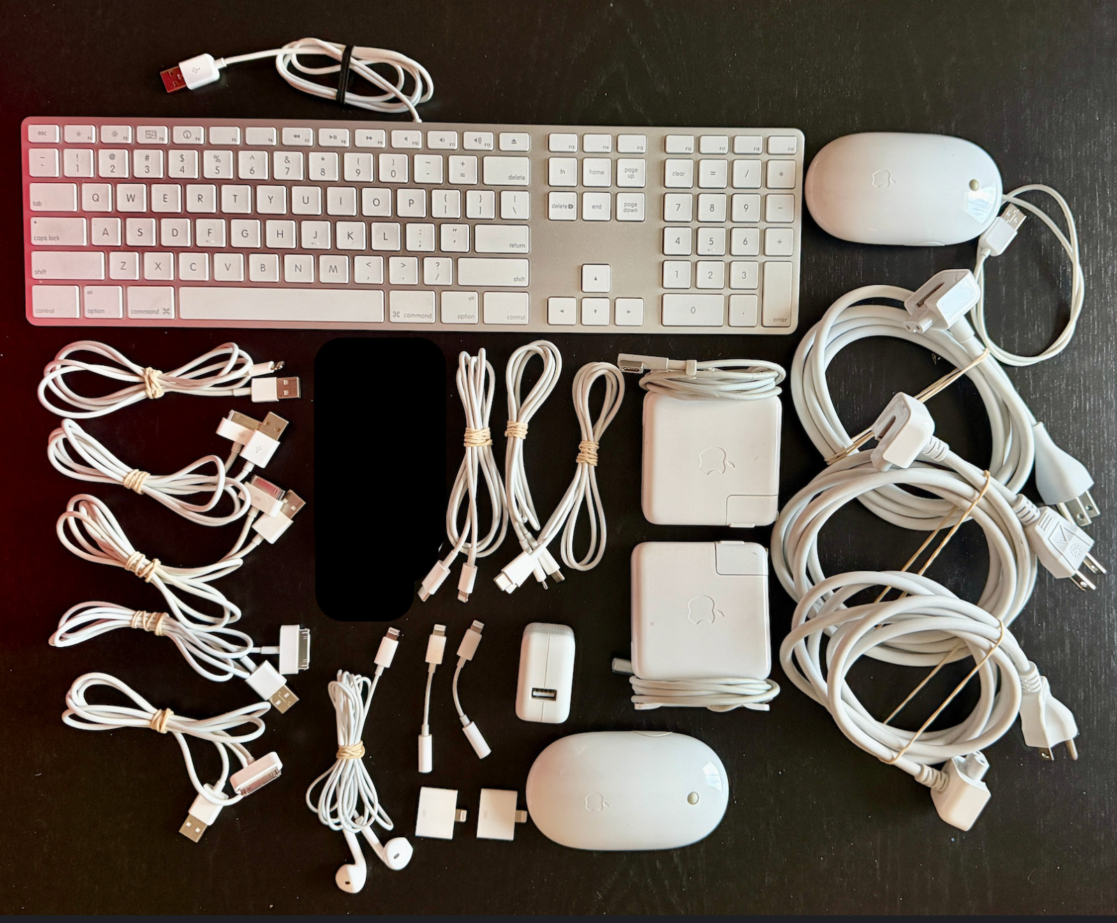 Lot of APPLE accessories incl. keyboard, mouse. Pre-owned