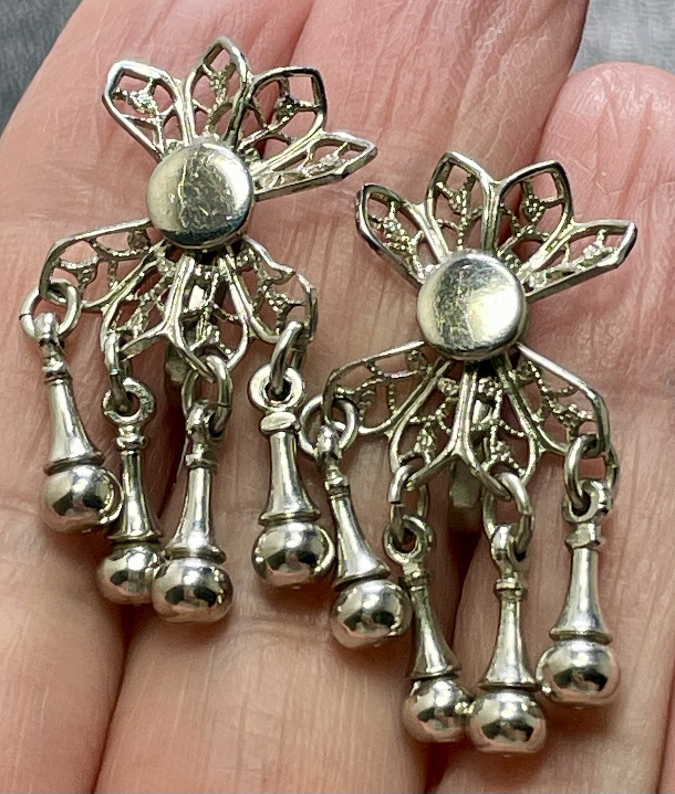 Vintage 1.2” Silver Tone Filigree Flower Ball Dangle Screw Back Earrings 