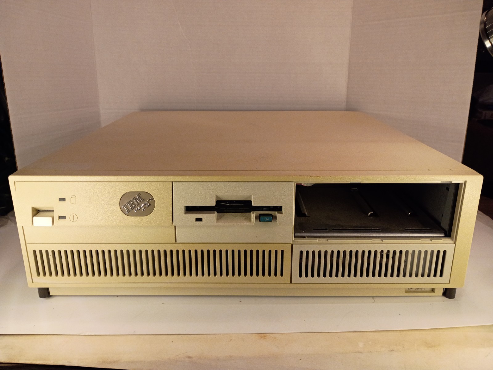 IBM 8590,  PS/2 XP 90 486 DX 33 , 16 MB Ram, 120MB Hard Drive, With Mouse