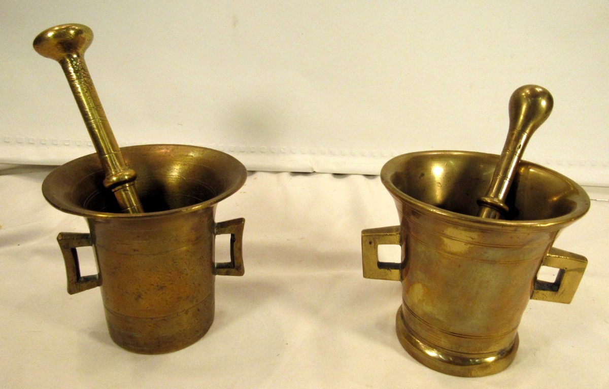 2 ANTIQUE HEAVY BRASS MORTAR & PESTLES 4-3/4" TALL (EZS001121)