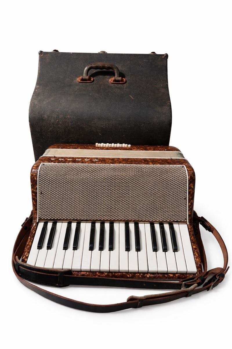 Retro Yamaha Accordion 30 Keys with Hard Case Vintage Good Condition YAMAHA