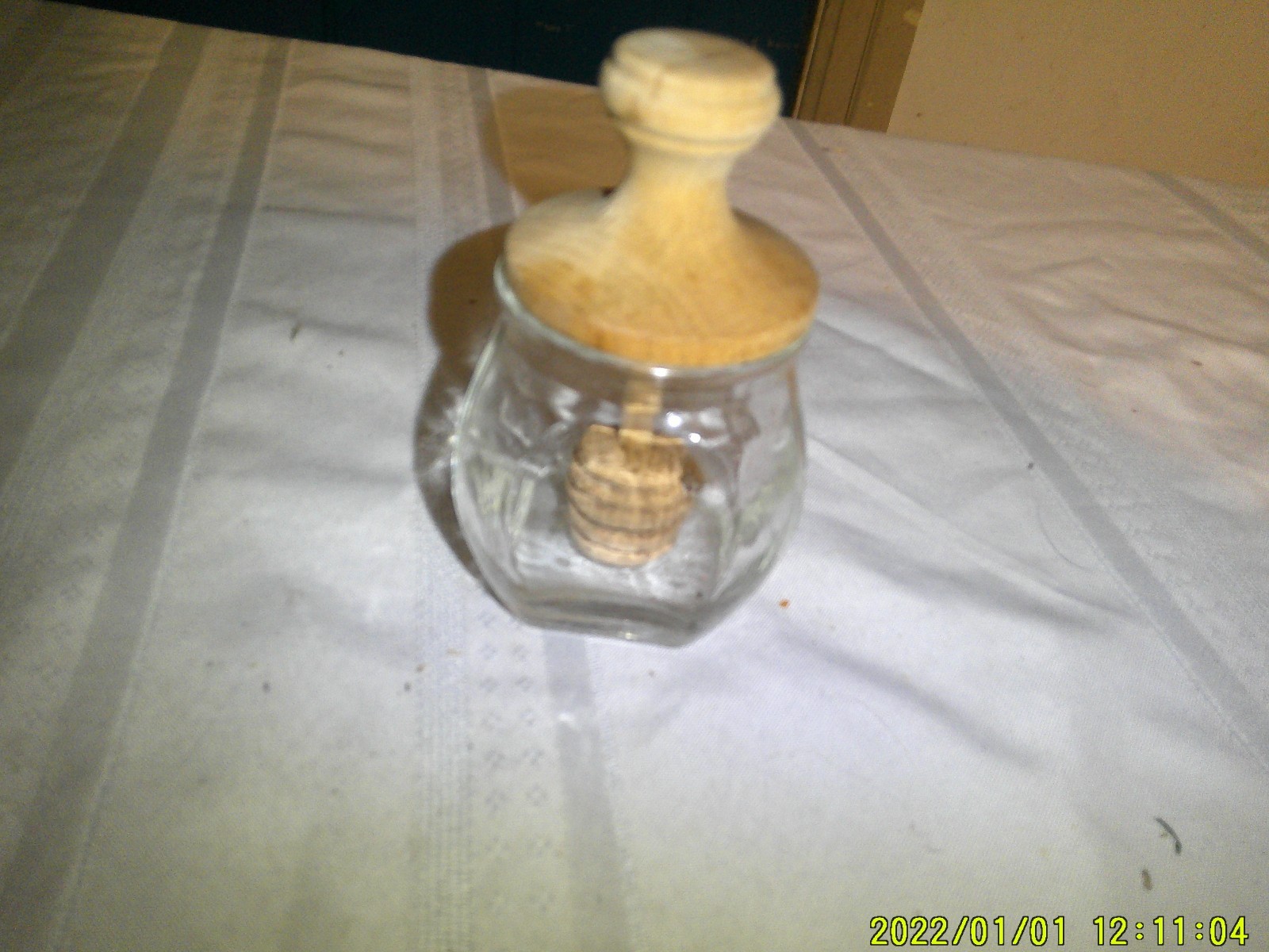 SMALL OLDER CLEAR GLASS HONEY SERVER JAR WITH WOODEN LID WAND