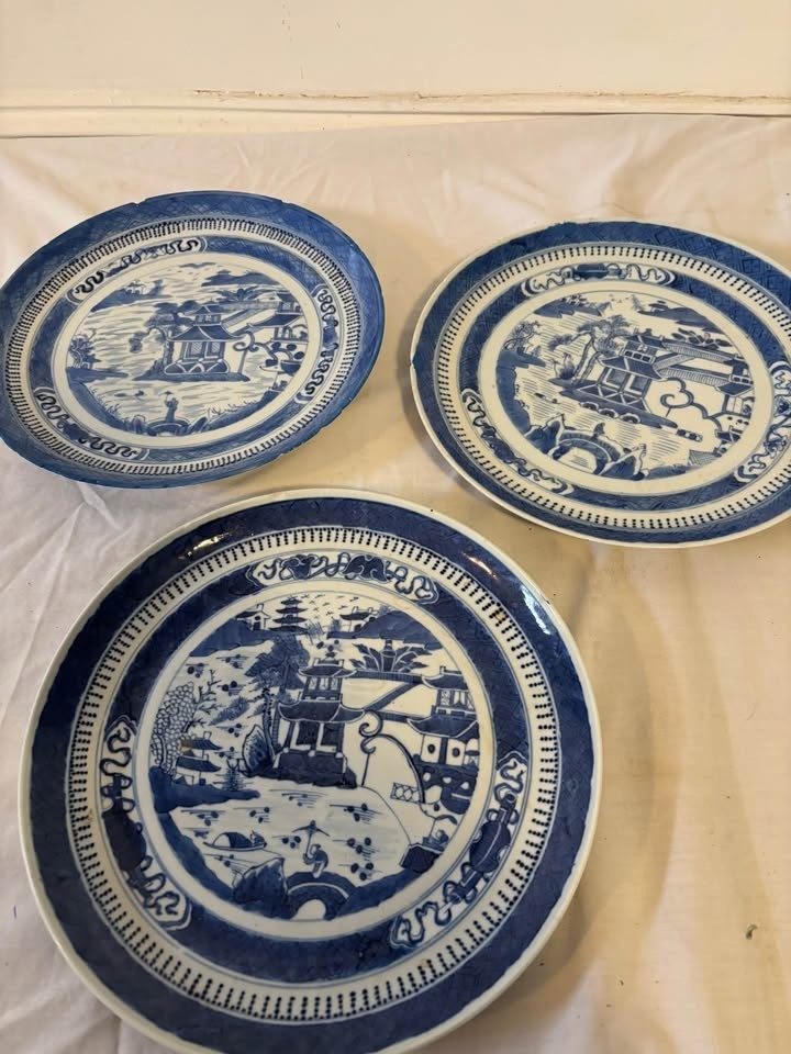 group of three Chinese Nanking (Canton) export blue transfer ware dinner plates