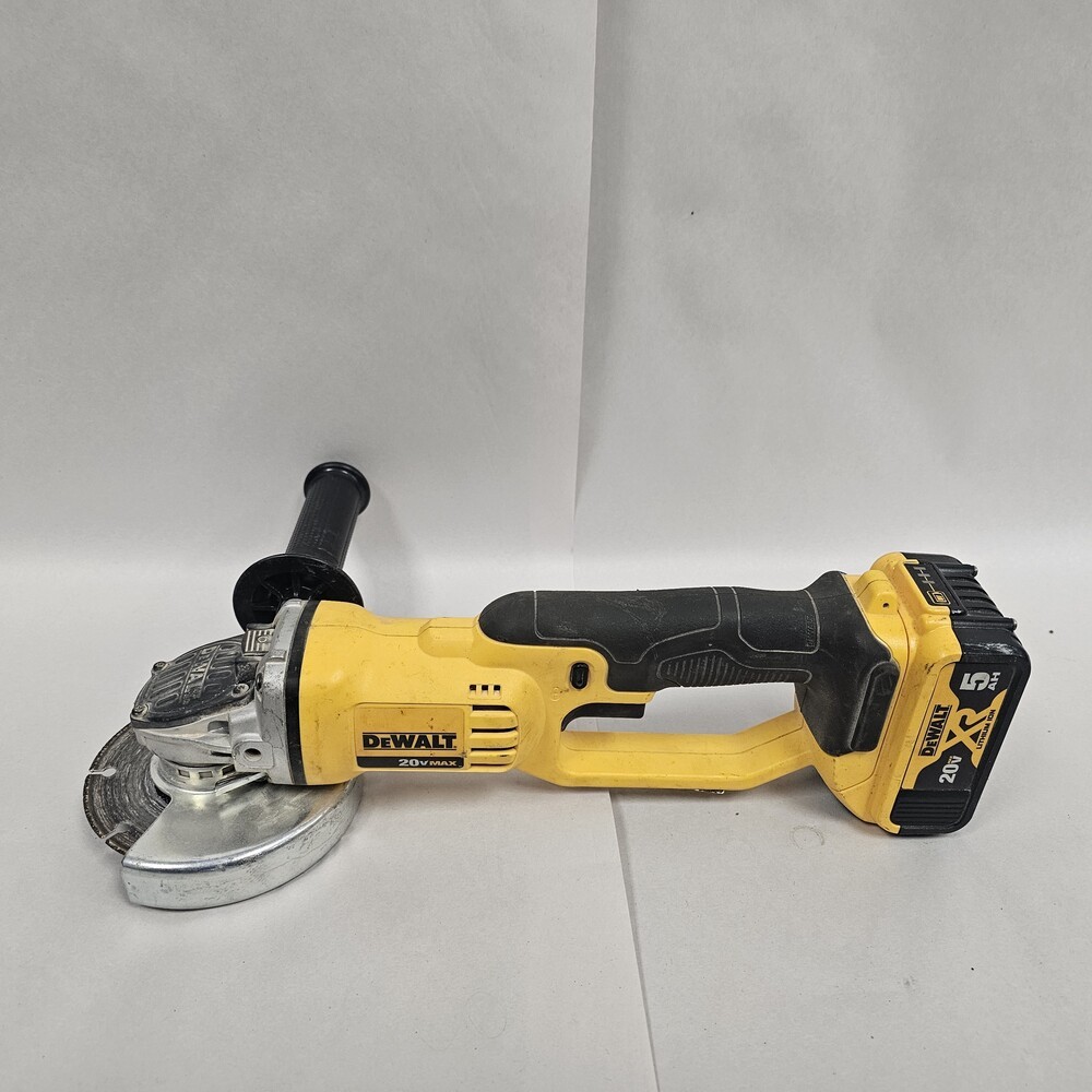 DEWALT DCG412 20 VOLT 4-1/2" / 5" CORDLESS GRINDER W/ BATTERY AND CHARGER