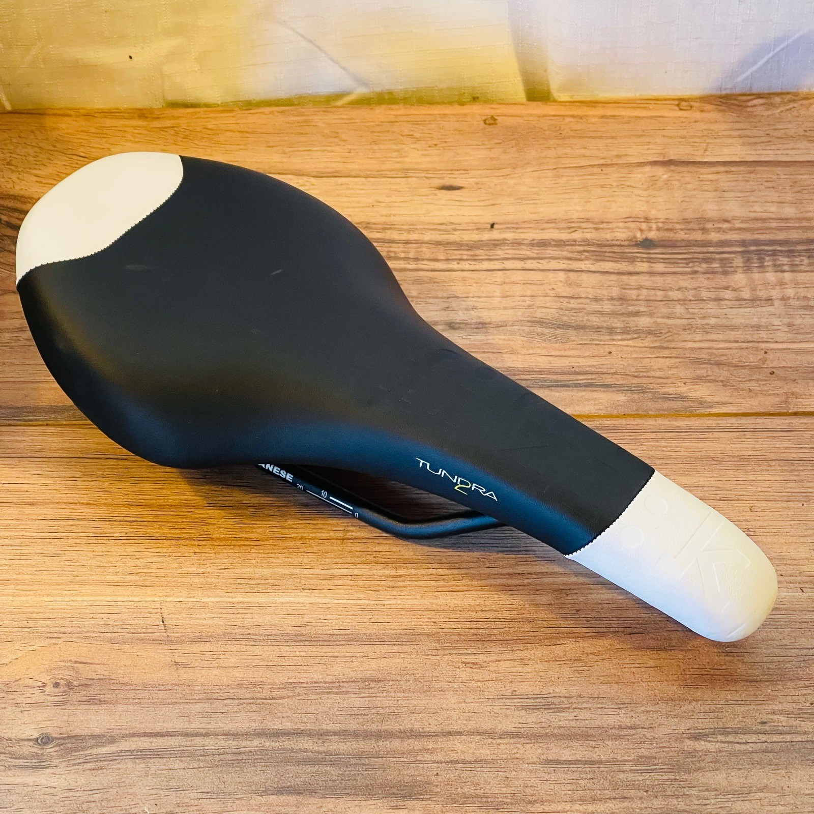 Fizik Tundra 2 Saddle Manganese Rails Black & White