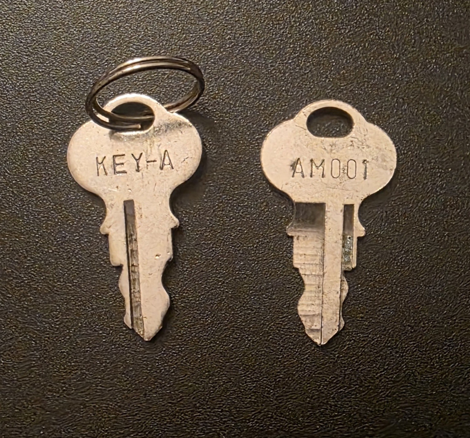 KEY LOT OF 2 GUMBALL CANDY VENDING MACHINE KEY-A AM001