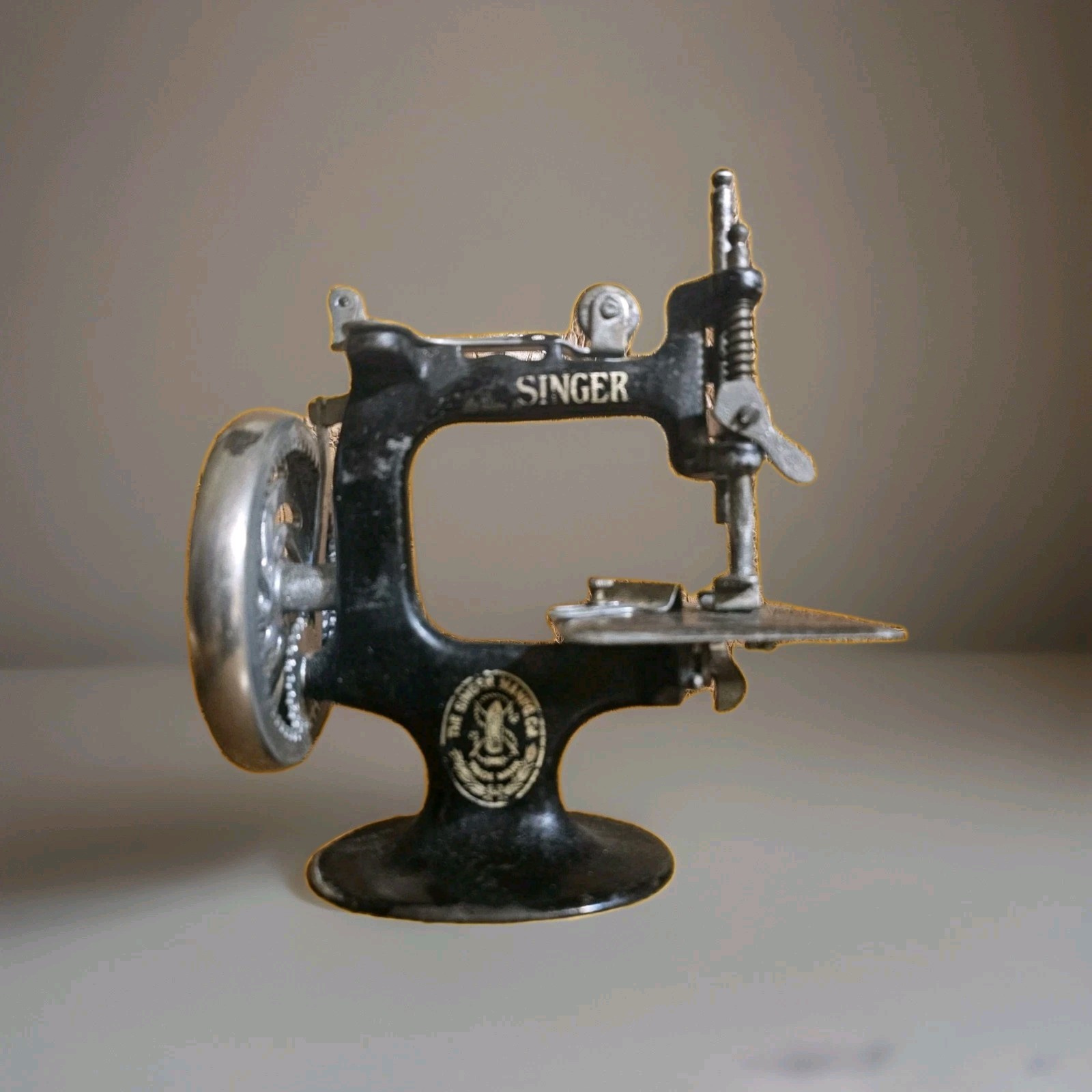 Miniature Singer Model 20 Salesman Sample / childs Sewing Machine  Working Gears