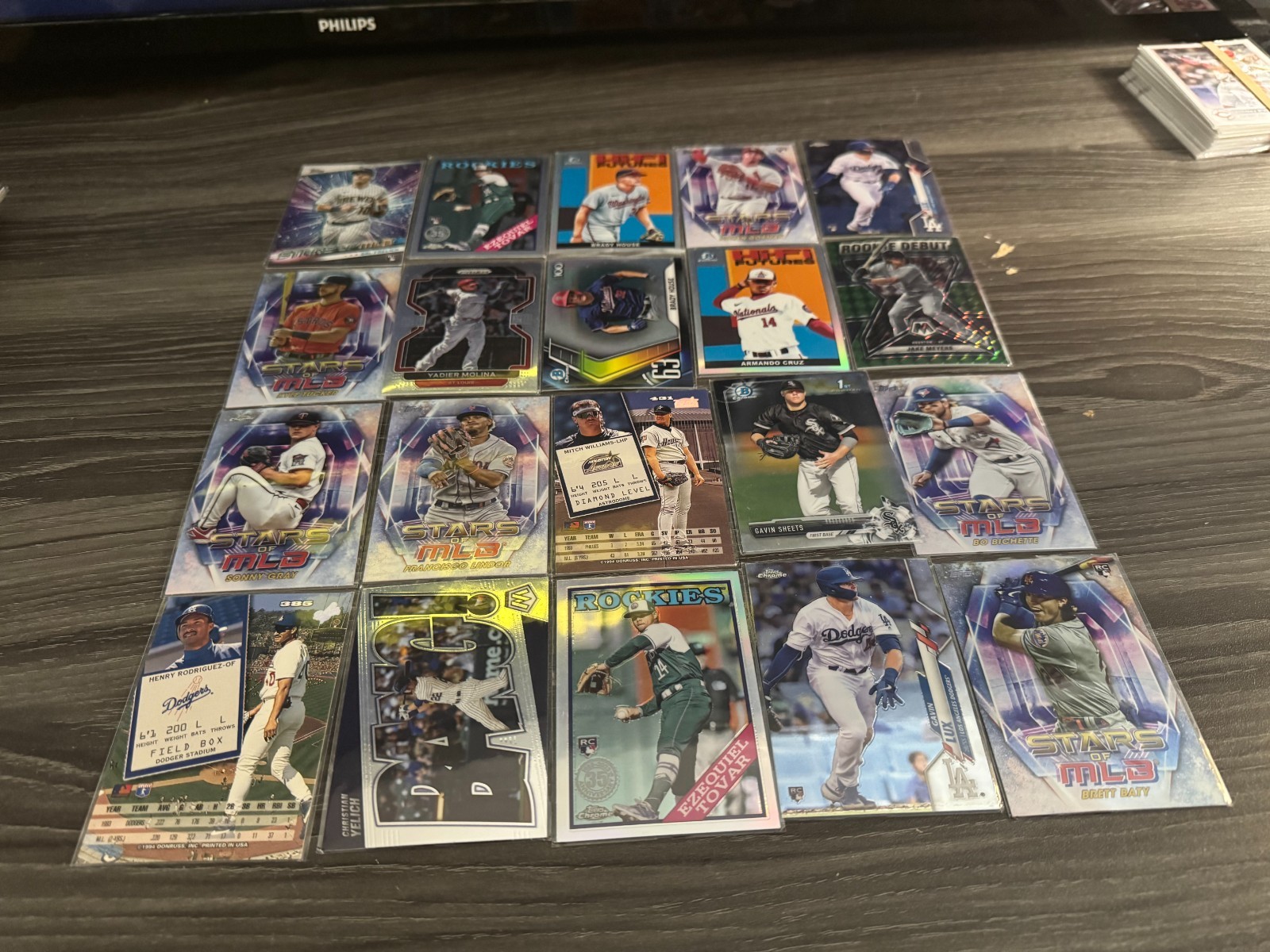 Lot of Vintage Baseball Cards(296)