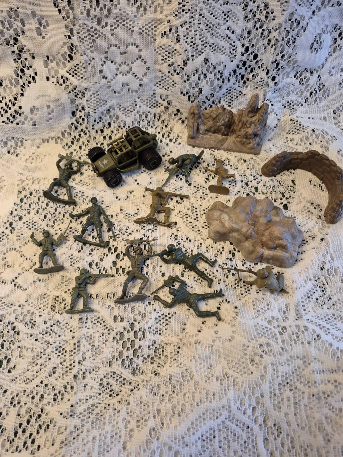 Mixed Plastic Green Army Men with Jeep